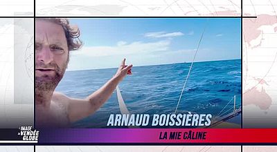 L’image du jour du Vendée Globe du 5 février : Arnaud Boissières sécurisé après son démâtage