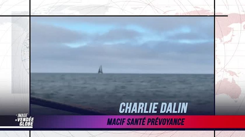 L’image du jour du Vendée Globe du 18 décembre : Charlie Dalin, une réparation de voile réussie !